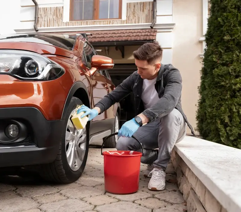 Lavage auto à domicile Blangy-sur-Bresle : professionnel intervenant sur un véhicule